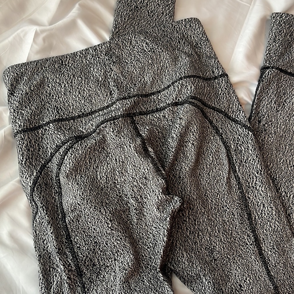 Lululemon leggings, black and white women’s size 6 - Picture 4 of 7